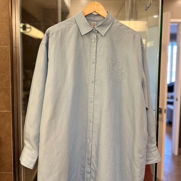 TOTÊME Oversized Tencel™ Lyocell + Linen-Blend Chambray Shirt With Chest Logo - Picture 12 of 16